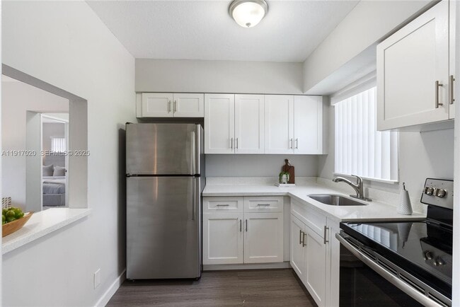 Foto del edificio - 550 NE 20th St