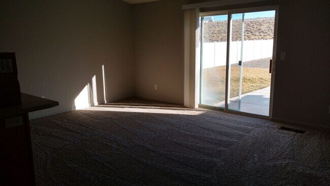 Foto del edificio - Spacious 4 Bedroom Home in Fernley with 3-Car Garage & Expansive Backyard
