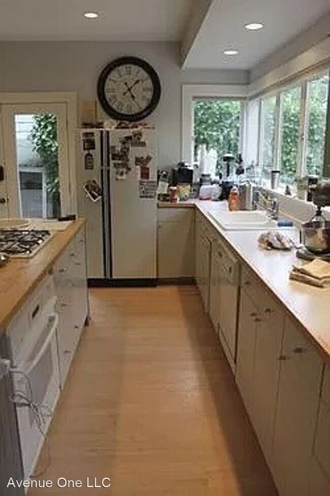 Foto del edificio - 2415 Nob Hill Ave N