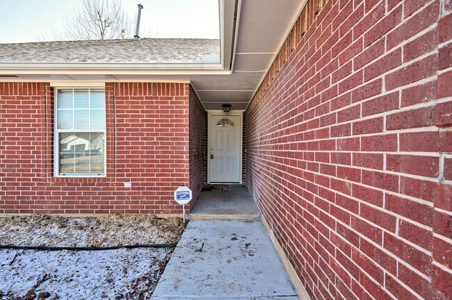 Building Photo - 3BD/2BTH Home Minutes from Broadway Extension