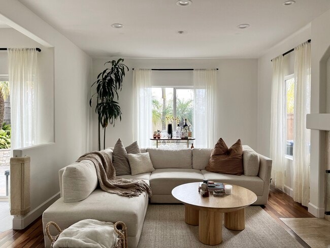 Living room - 522 S Maria Ave