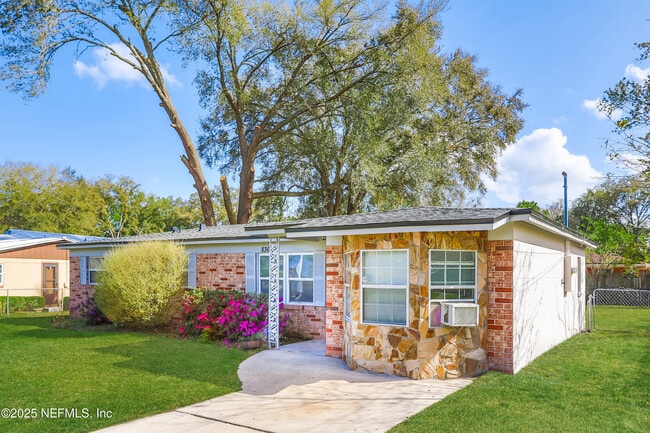 Foto del edificio - 8360 Red Holly Ln