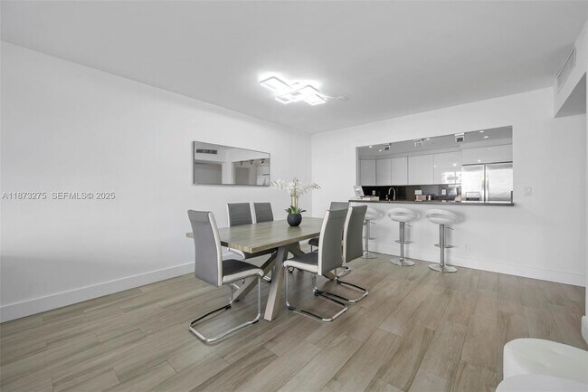 Foto del edificio - 19370 Collins Ave