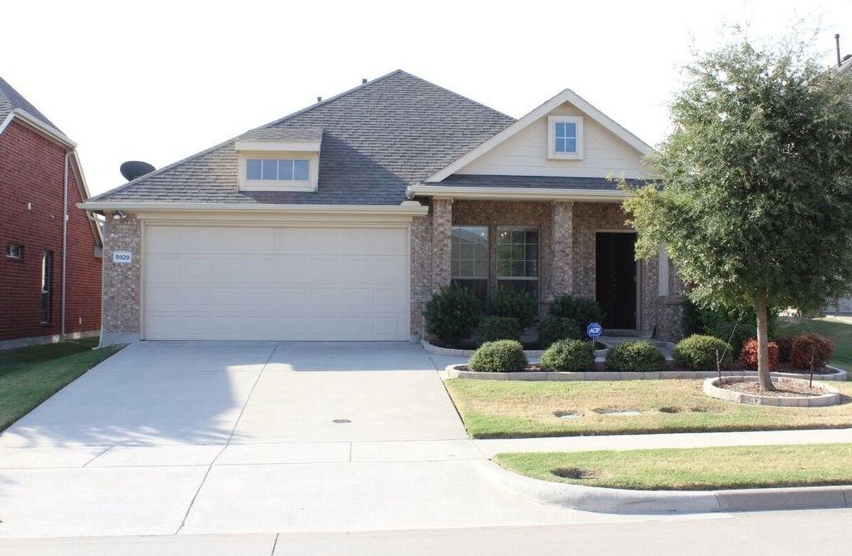 Primary Photo - Charming house with a open floor plan, lar...
