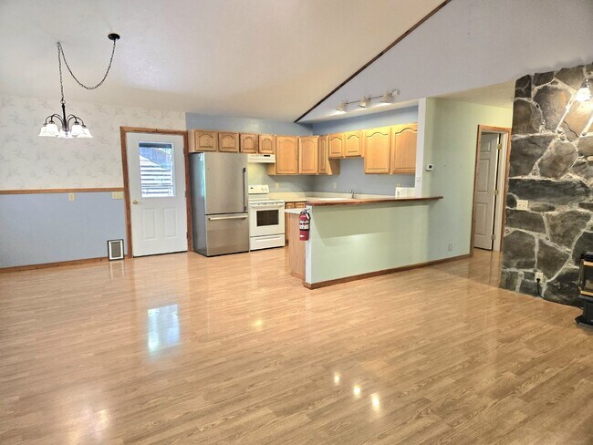 Building Photo - Rare find! Cute 2 bedroom cottage in the w...