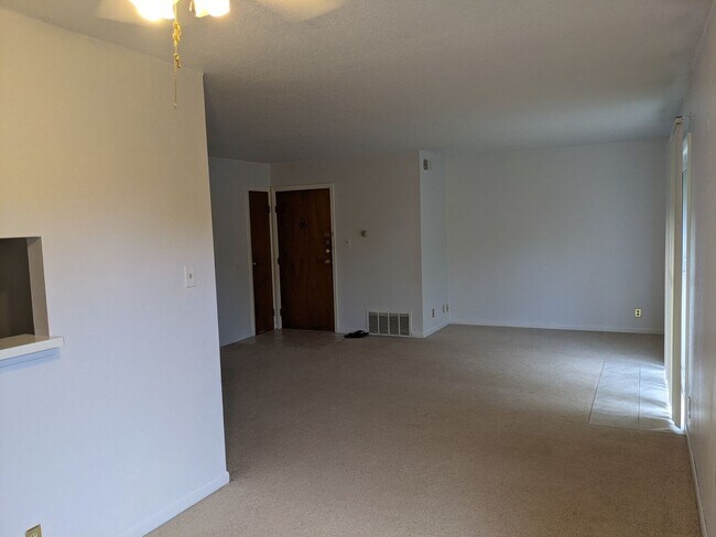 Foto del edificio - Spacious 2 bedroom, 1 bath Condominium ava...