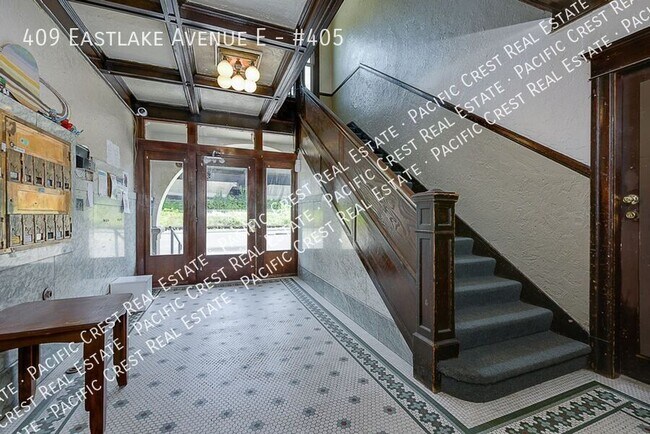 Building Photo - Huge Top Floor One Bedroom on Eastlake! Bl...