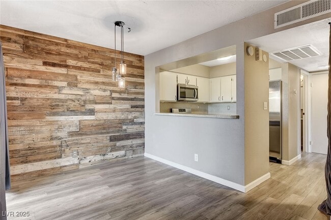 Building Photo - 1544 Hialeah Dr