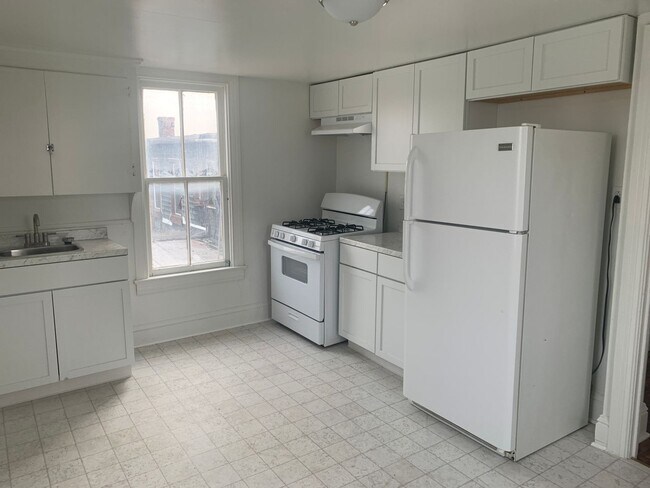 Building Photo - Available Now - West End of Town! Close to...