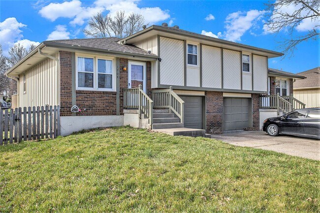 Foto del edificio - 3-Bed, 2-Bath huge duplex in Blue Springs!