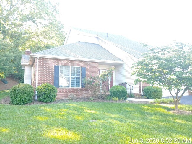 Foto del edificio - * RE-RENTAL AVAILABLE 7/15/26 * 3 Bedroom 2.5 Half Bath Townhouse with 2 Car Garage