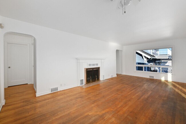 Foto del edificio - 3 Bedroom Home in Rainer Beach - Beautiful view over Lake Washington