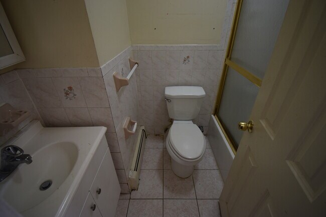 Building Photo - 515 Maple St