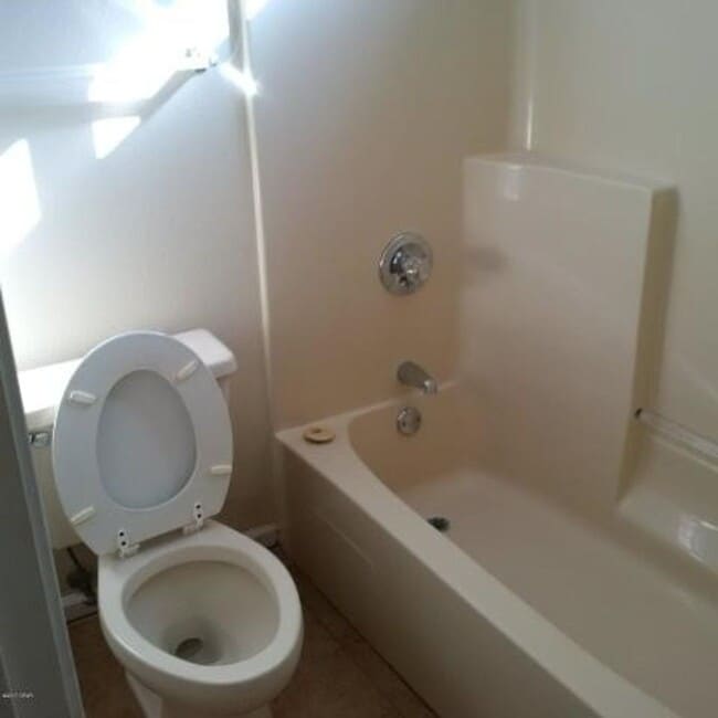 Foto del edificio - 2 bedroom 2 bath duplex, walking distance ...