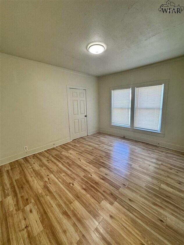 Foto principal - 2304 Roberts Ave