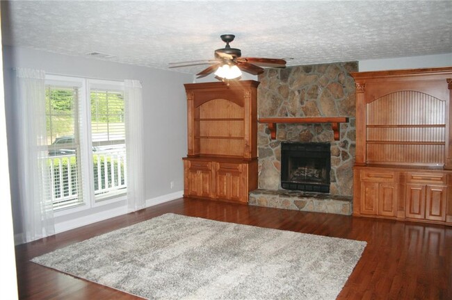 Foto del edificio - 5855 Maple Creek Dr