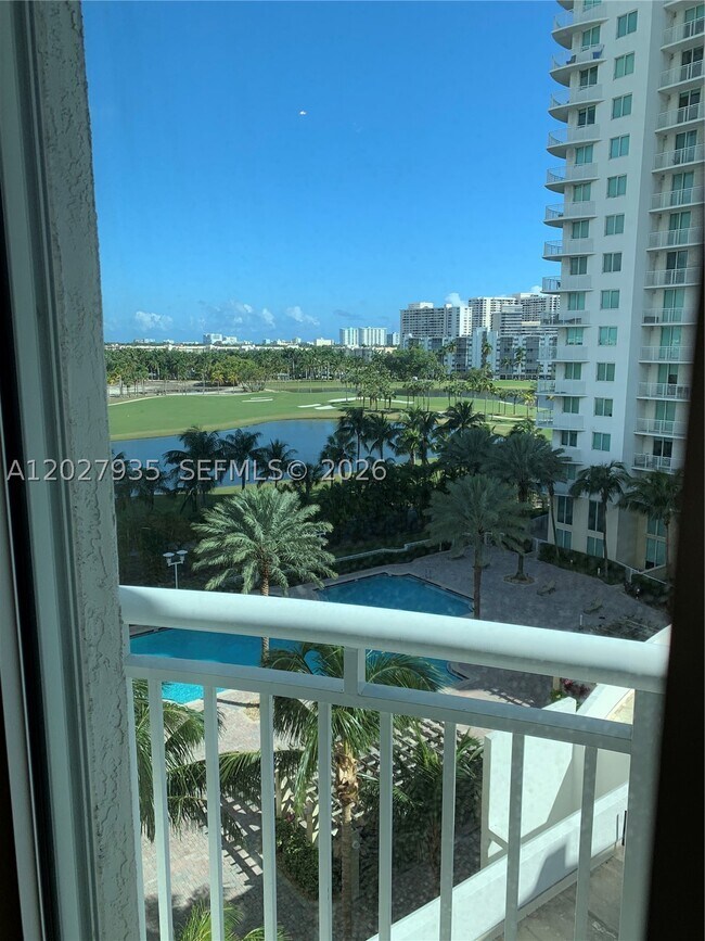 Foto del edificio - 1745 E Hallandale Beach Blvd