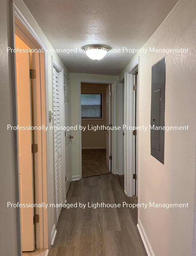 Building Photo - 825 Le Brun Dr