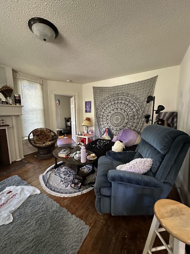 Foto del edificio - Whole House: 4 Bed 1 Bath close to UWEC!