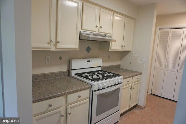 Building Photo - 1914 Old Stone Mill Dr