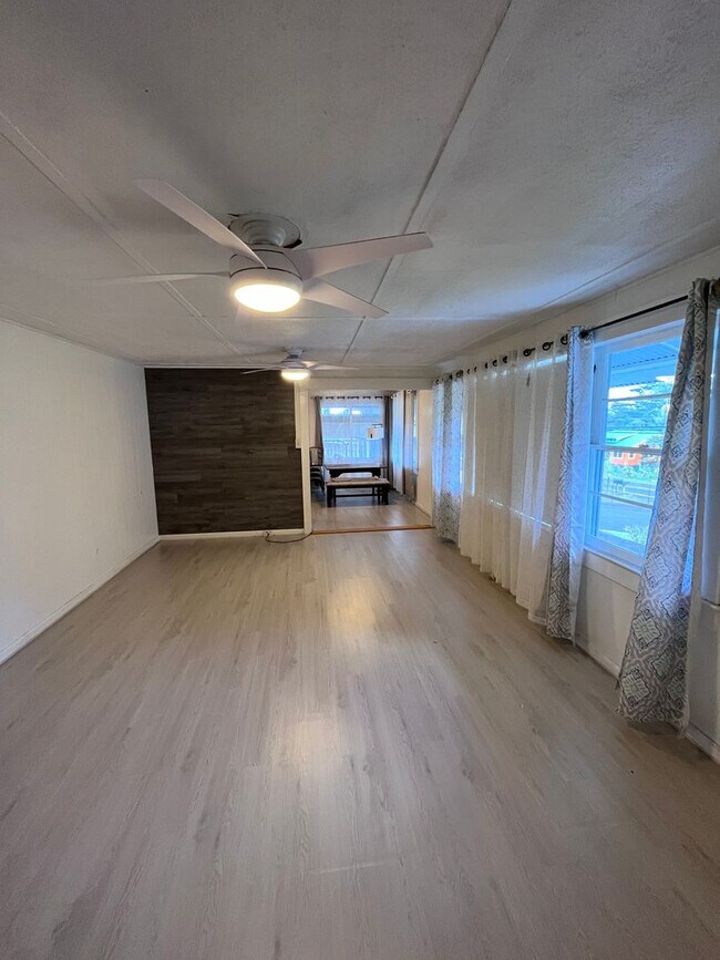 Foto del edificio - Kaumana Drive 3 Bedroom 2 Bath House