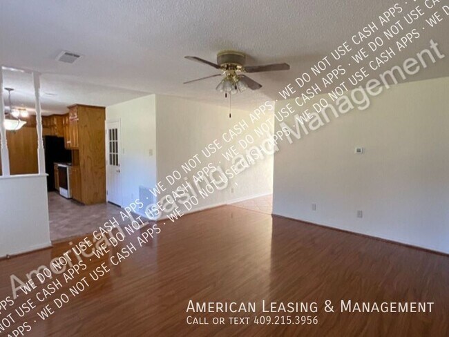 Building Photo - 3/2 Available in Beaumont's Glen Oaks Addi...