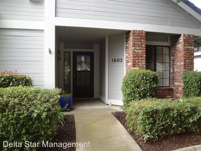 Building Photo - 1602 Ashford Dr