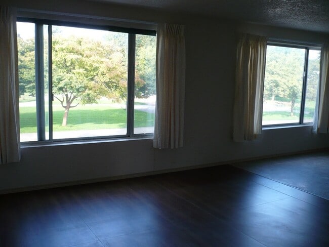 Building Photo - Large 2 story home in Bethel area.