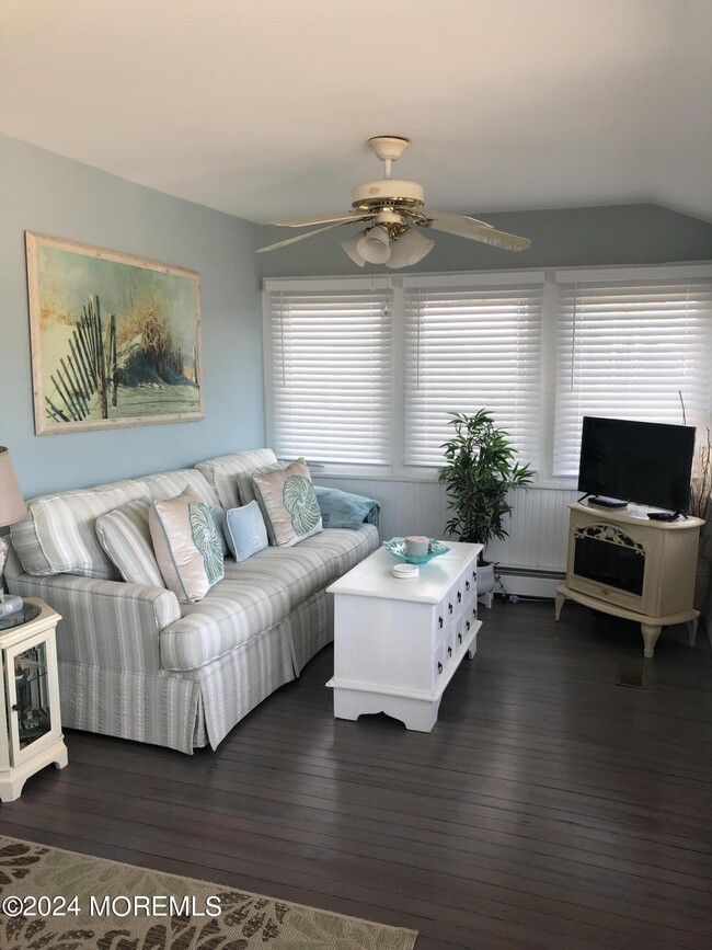 Building Photo - 1717 River Rd