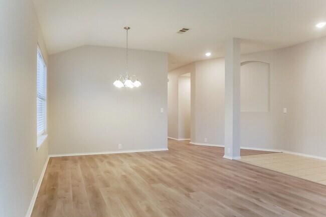 Building Photo - 4004 Sonoma Dr