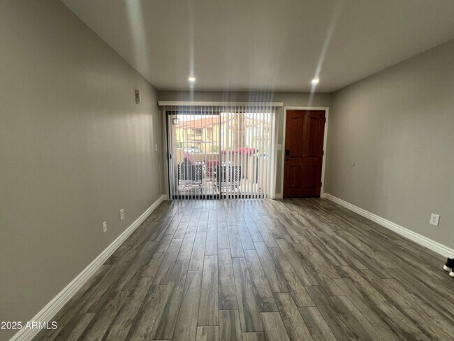 Foto del edificio - 1351 N Pleasant Dr