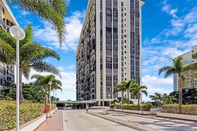 Building Photo - 1925 Brickell Ave