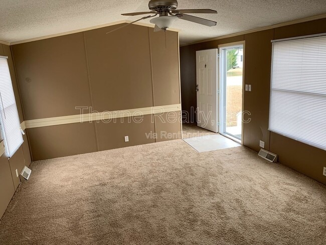 Building Photo - 162 Matts Ln