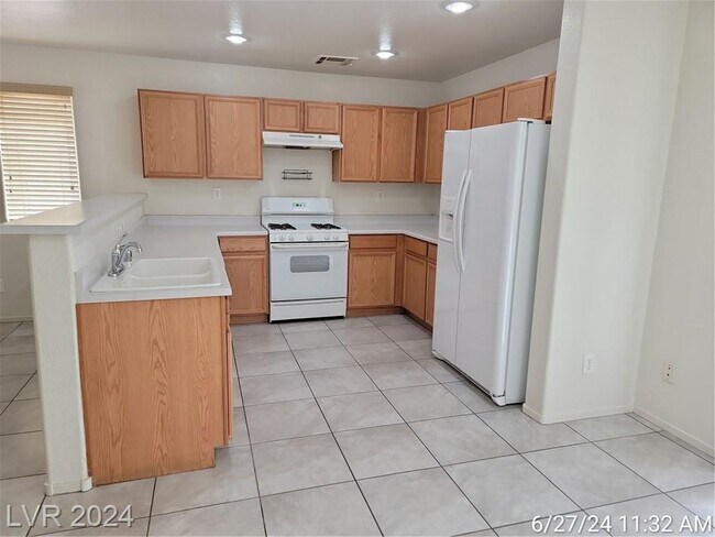 Building Photo - CUTE SUNRISE MANOR HOME LOCATED AT END OF ...