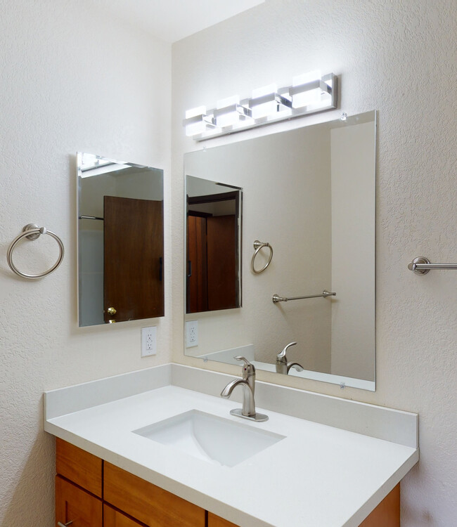 Baño con lavabo individual (que ahora utilizar encimeras blancas en todo) - Wingate Apartments