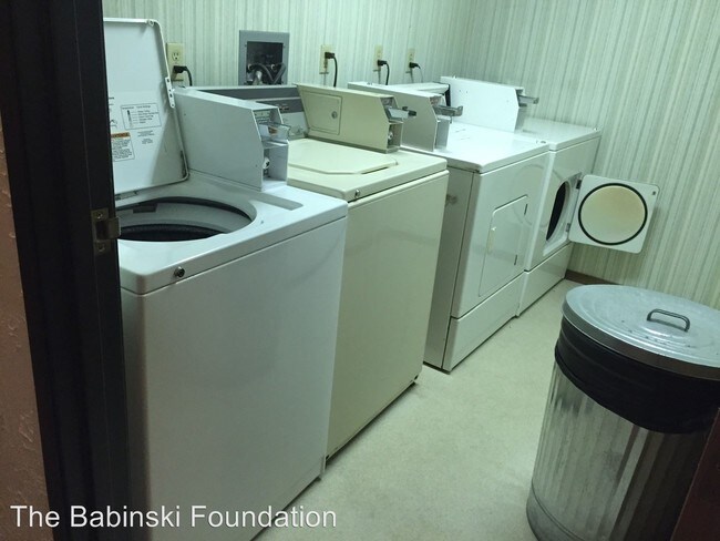 Building Photo - 1 br, 1 bath Apartment - 300 N Holly Ave