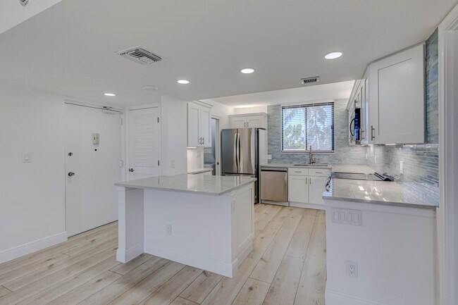 Foto del edificio - 100 Ocean Trail Way