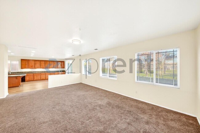 Foto del edificio - 6085 Medinah St