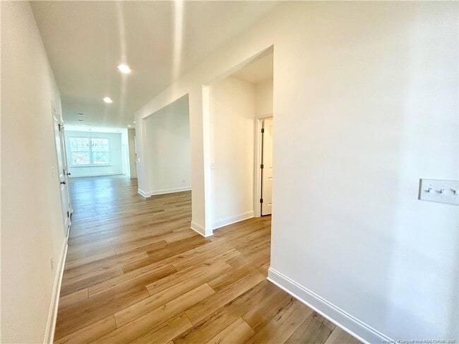 Building Photo - 282 Creekhaven Dr