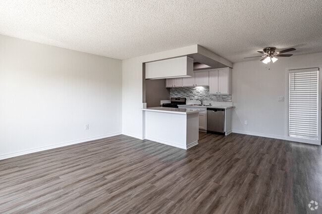 1BR, 1BA - 700SF - Living Room - Alders Apartment Company