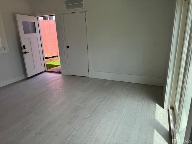 Foto del edificio - 8 Greenwood Dr