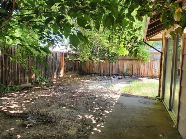 Building Photo - Charming 2-bedroom 1-bathroom duplex in Ca...