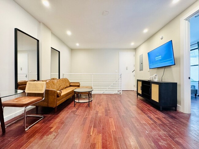 Building Photo - Furnished room/NOT APARTMENT