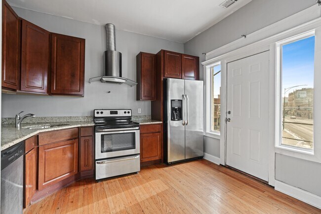 Building Photo - 3805 N Clark St