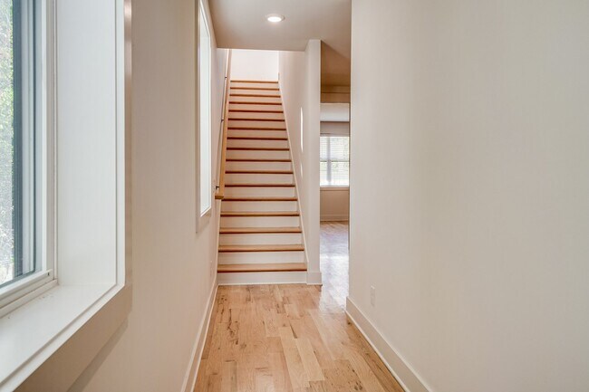 Foto del edificio - Stunning 4-Bedroom Nashville Home with Granite Countertops, Hardwood Floors, and Fireplace!