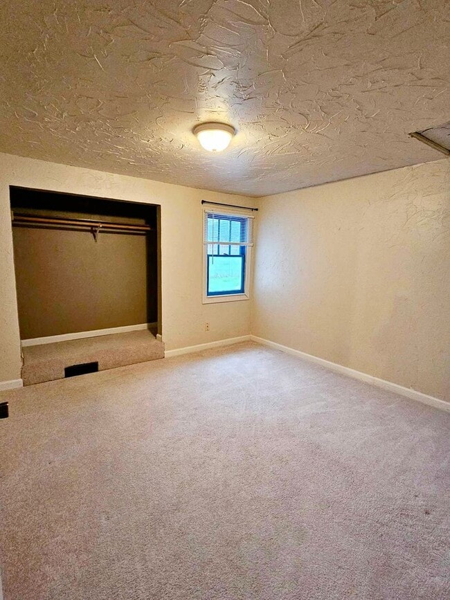 Building Photo - Cute and convenient 3 bed rambler with fen...