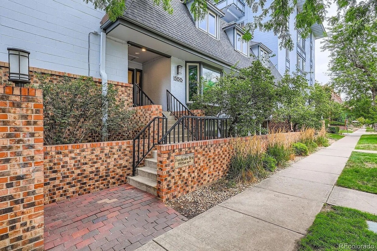 Primary Photo - 555 E 10th Ave