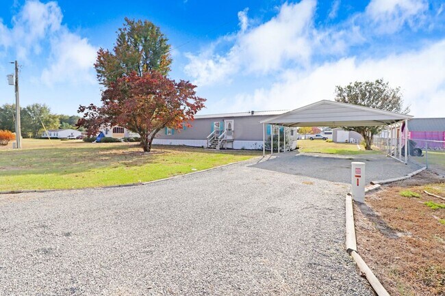 Building Photo - ADORABLE 2 BR, 2 BA W/ WIRED STORAGE BUILD...