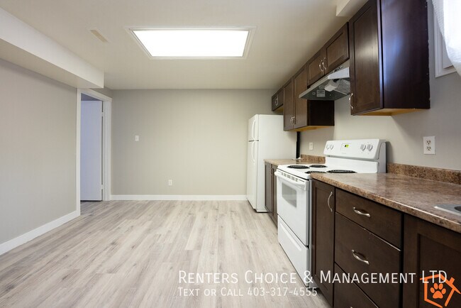 Photo du bâtiment - Updated Basement Suite Includes Utilities, Parking + Cat Friendly