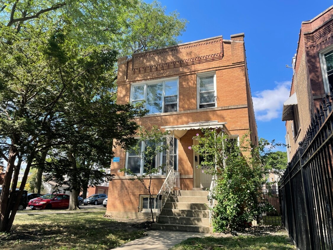 3900 N Sawyer Ave Unit 1, Chicago, IL 60618 Apartment for Rent in